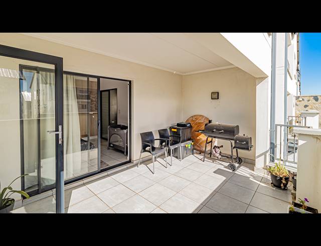 2 BEDROOM APARTMENT FOR SALE IN CROWTHORNE AH